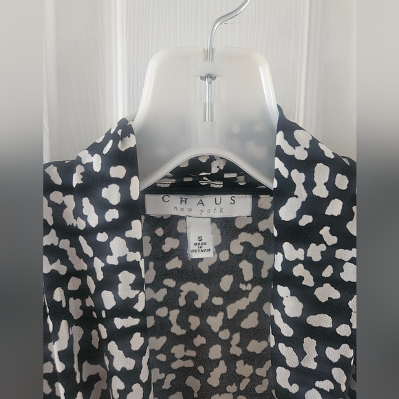 💥Chaus Black & White Shawl Collar Blouse, Sz S (💥2/$12 Bundle) - Picture 3 of 8
